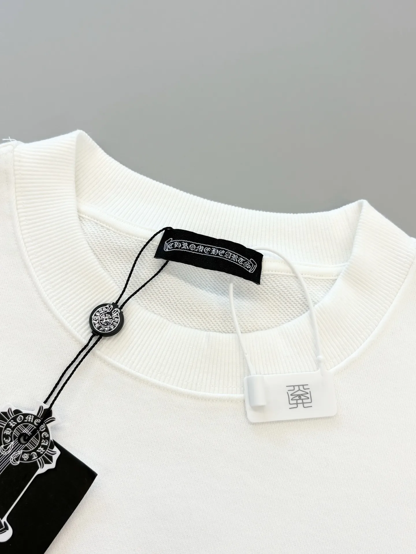 P250 [High Quality] Chrome Hearts Embroidered Horseshoe Rivets🪡+Watermark Letters‼ ️Round neck sweatshirt *Customized 420g terry cotton fabric, soft, skin-friendly and comfortable *Embroidery process: front horseshoe print + rivet embroidery *A very simple and elegant classic continuation. It is unparalleled in terms of upper body comfort, interpreting your luxury and taste, and creating your fashion style and charm. Three complete standards. Same style for men and women. 𝐂𝐎𝐋𝐎𝐔𝐑: Black/White 𝐒𝐈𝐙𝐄: S-XL